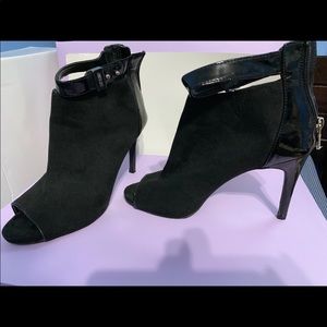 JENNIFER LOPEZ BLACK HEELS